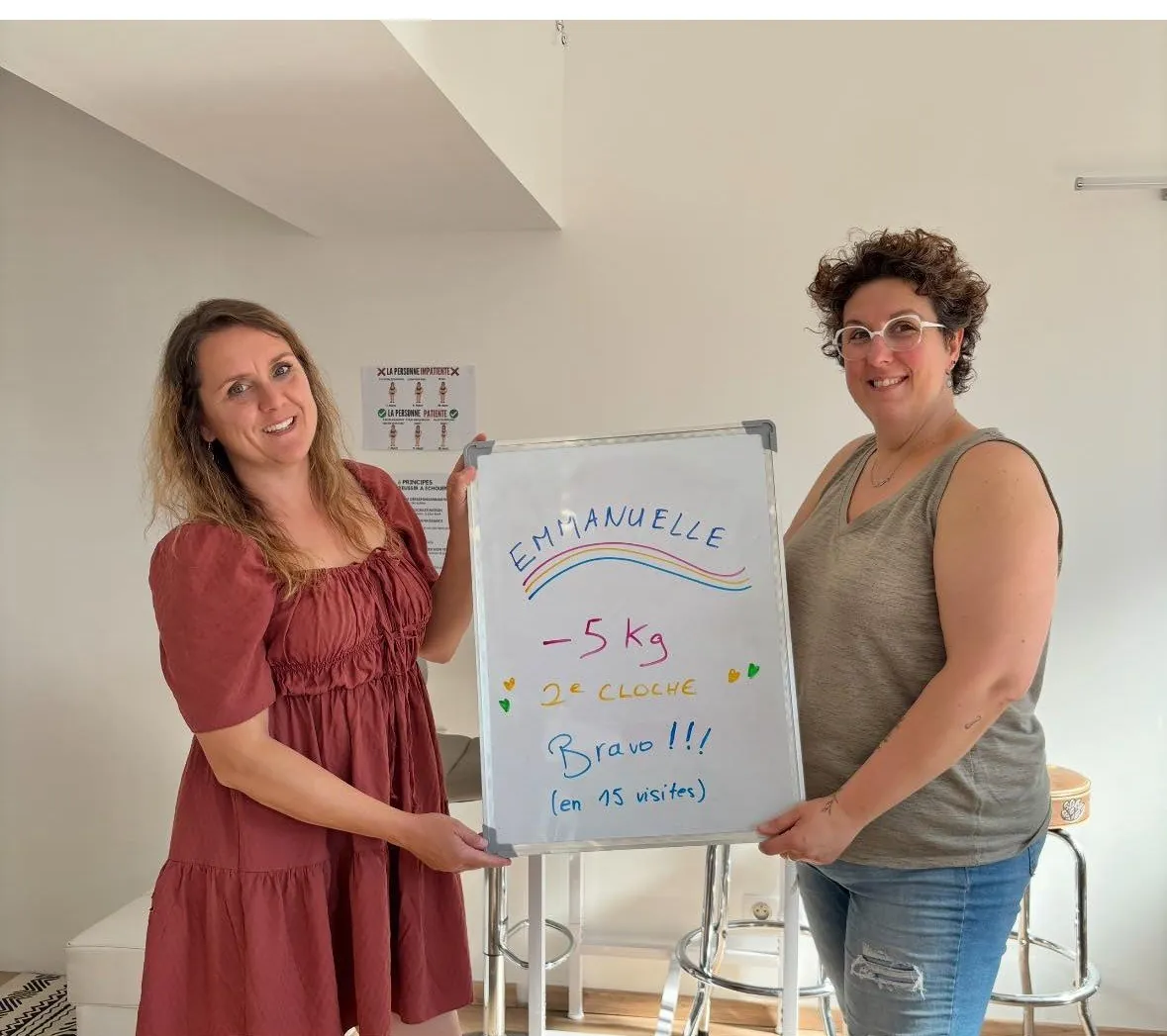 Un membre de Carnac Nutrition Club pose avec son ardoise de bilan