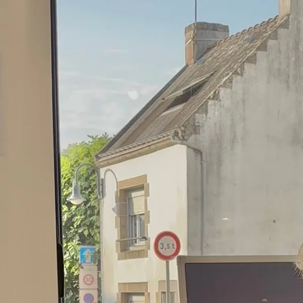 La rue vue depuis une fenêtre du club Carnac Nutrition Club à Carnac