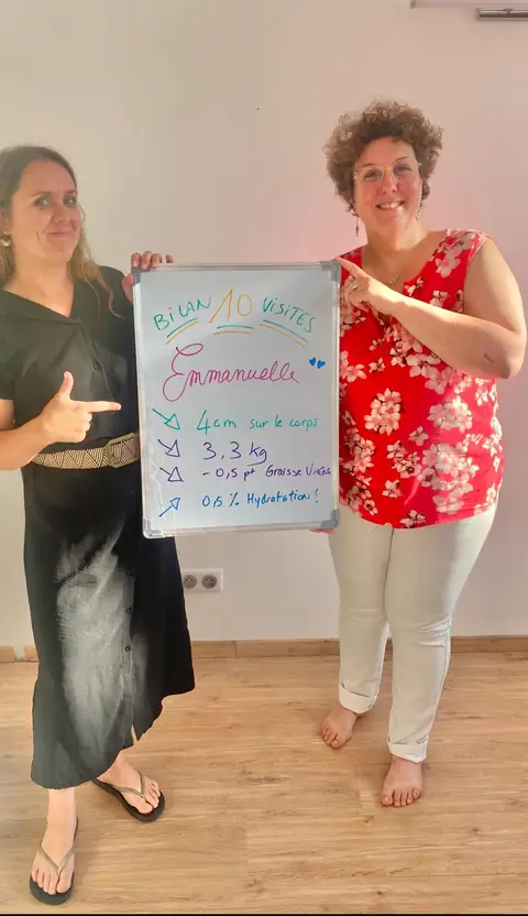 Une membre fait voir son bilan noté à l’ardoise blanche, en pleine salle