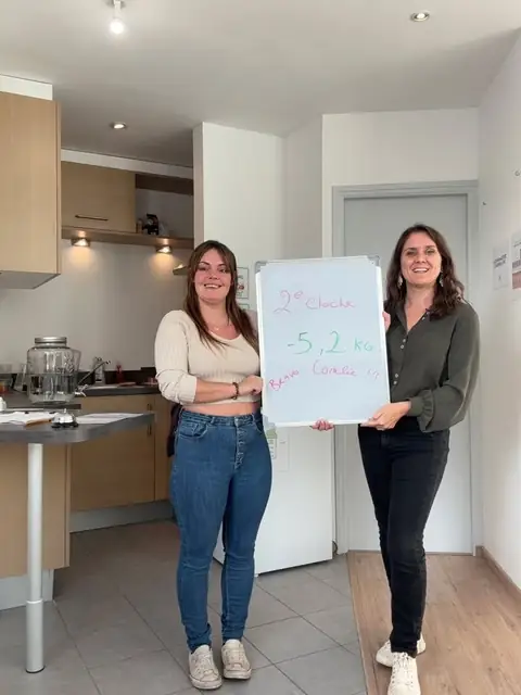 Ardoise de bilan à la main, une membre au club de Carnac