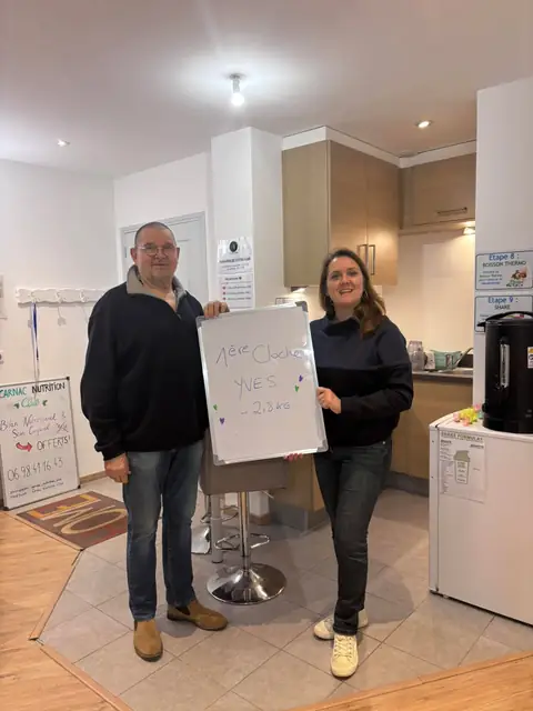 Le sourire d’un membre du club, son bilan écrit à l’ardoise