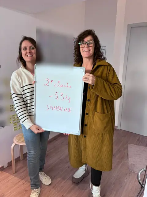 Ardoise de bilan à la main, une membre au club de Carnac