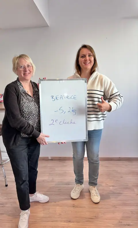 Le sourire d’une membre du club, son bilan écrit à l’ardoise